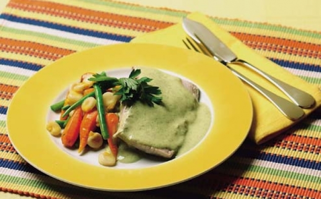 Cabrilla a la crema agria y perejil